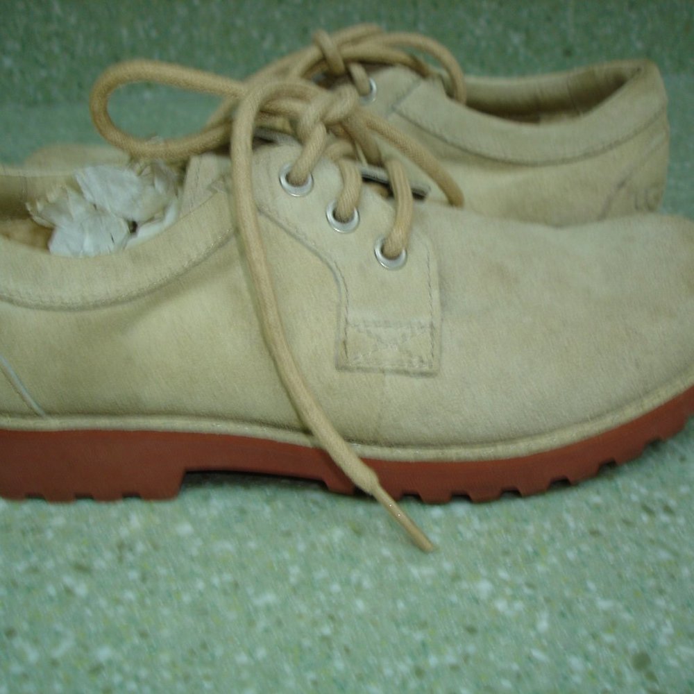 WOMEN’S UGG SUEDE OXFORD SHOES SIZE 3 BEIGE